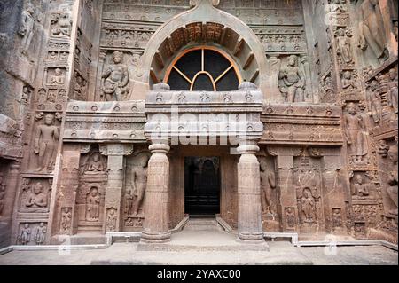 Grotta 19: Facciata della sala di preghiera o Chaitya - Vista ravvicinata. Grotte di Ajanta, Aurangabad, Maharashtra, India Foto Stock