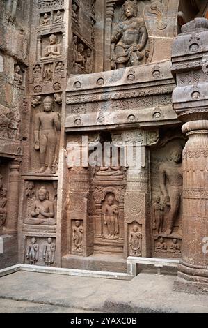 Grotta 19 : facciata in basso a sinistra mostra il Buddha e pochi invadente figure . Grotte di Ajanta, Aurangabad, Maharashtra, India Foto Stock