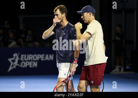 Anversa, Belgio. 16 ottobre 2024. Jamie Murray e John Peers australiani della Gran Bretagna nella foto durante una partita di tennis nel round di 16 della competizione di doppio all'ATP European Open Tennis Tournament di Anversa, mercoledì 16 ottobre 2024. BELGA FOTO DAVID PINTENS credito: Belga News Agency/Alamy Live News Foto Stock