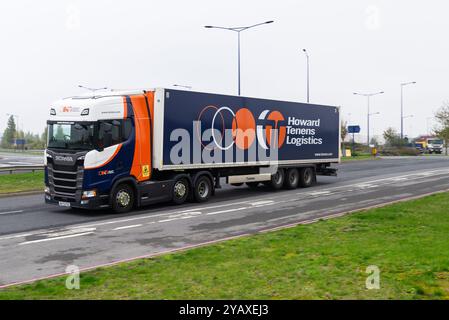 DP World London Gateway Port a Stanford le Hope, Essex, Regno Unito. Howard Tenens Logistics, veicolo pesante che lascia il porto Foto Stock