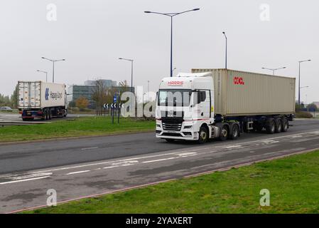 DP World London Gateway Port a Stanford le Hope, Essex, Regno Unito. Veicolo pesante che lascia il porto con uno in arrivo Foto Stock