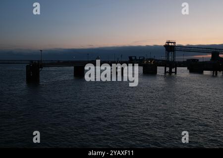 Ramsgate, Regno Unito - 11 ottobre 2024 - Una vista sul porto e sul porticciolo di Ramsgate con molo e barche commerciali. Foto Stock