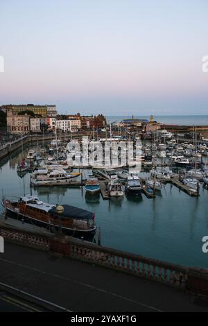 Ramsgate, Regno Unito - 11 ottobre 2024 - Una vista sul porto e sul porticciolo di Ramsgate con yacht a vela e barche commerciali. Foto Stock