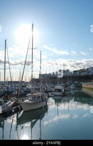 Ramsgate, Regno Unito - 11 ottobre 2024 - Una vista sul porto e sul porticciolo di Ramsgate con yacht a vela e barche commerciali. Foto Stock