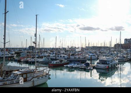 Ramsgate, Regno Unito - 11 ottobre 2024 - Una vista sul porto e sul porticciolo di Ramsgate con yacht a vela e barche commerciali. Foto Stock