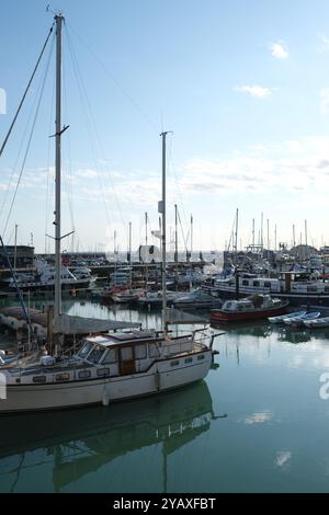 Ramsgate, Regno Unito - 11 ottobre 2024 - Una vista sul porto e sul porticciolo di Ramsgate con yacht a vela e barche commerciali. Foto Stock