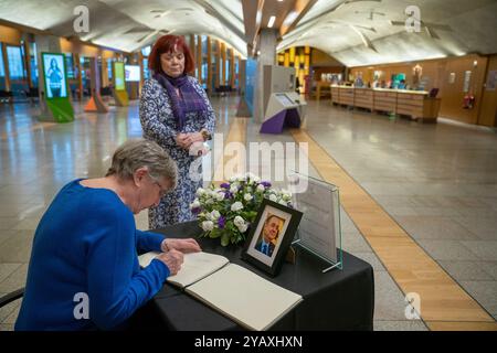 Un membro del pubblico firma un libro di condoglianze in memoria di Alex Salmond, al Parlamento scozzese di Edimburgo. L'ex primo ministro scozzese e attuale leader del Partito Alba è morto all'età di 69 anni sabato 12 ottobre 2024. Data foto: Mercoledì 16 ottobre 2024. Foto Stock