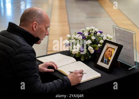 Un membro del pubblico firma un libro di condoglianze in memoria di Alex Salmond, al Parlamento scozzese di Edimburgo. L'ex primo ministro scozzese e attuale leader del Partito Alba è morto all'età di 69 anni sabato 12 ottobre 2024. Data foto: Mercoledì 16 ottobre 2024. Foto Stock