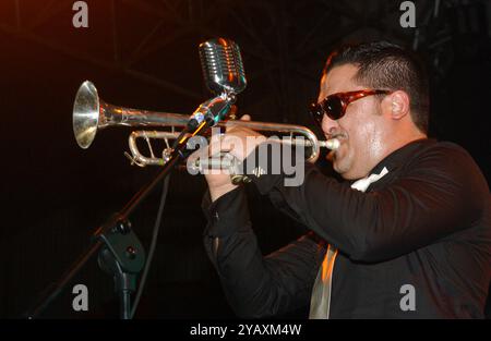 Milano Italia 06/07/2002: Roy Paci, cantante italiano, durante il concerto dal vivo al Palavobis Foto Stock