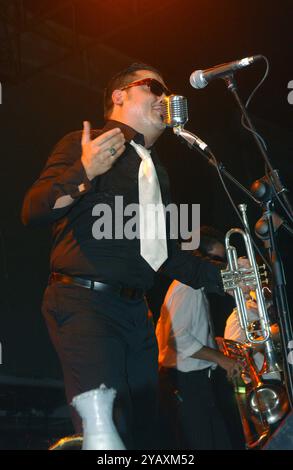 Milano Italia 06/07/2002: Roy Paci, cantante italiano, durante il concerto dal vivo al Palavobis Foto Stock