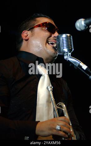 Milano Italia 06/07/2002: Roy Paci, cantante italiano, durante il concerto dal vivo al Palavobis Foto Stock