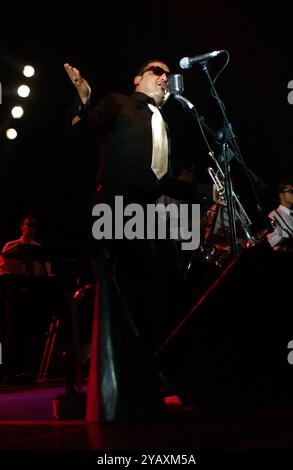 Milano Italia 06/07/2002: Roy Paci, cantante italiano, durante il concerto dal vivo al Palavobis Foto Stock