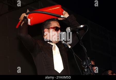 Milano Italia 06/07/2002: Roy Paci, cantante italiano, durante il concerto dal vivo al Palavobis Foto Stock