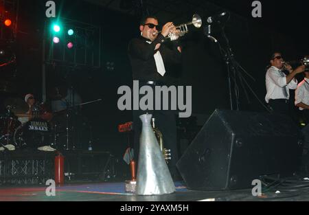 Milano Italia 06/07/2002: Roy Paci, cantante italiano, durante il concerto dal vivo al Palavobis Foto Stock