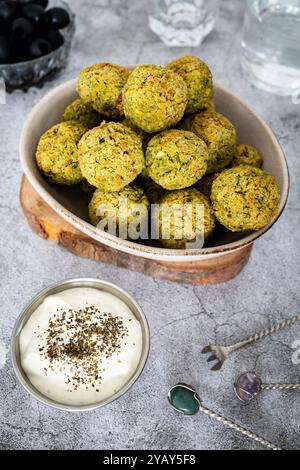 Una ciotola ripiena di falafel fatto in casa, appena cucinato, servito e pronto da mangiare. Foto Stock