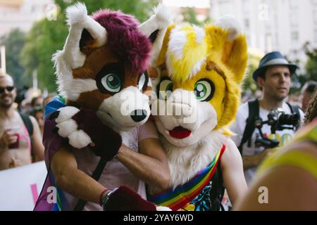 Madrid, Spagna, 1 maggio 2023 Quadrobers per strada durante la parata gay. Ragazzi adulti in costume da procione e tigre. Una folla di persone. Orgoglio gay. Foto Stock