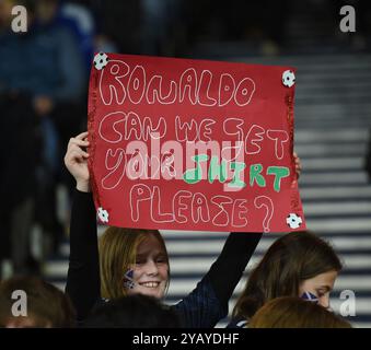. Scozia contro Portogallo UEFA Nations League: League A, gruppo 1 15 ottobre 2024 Hampden Park, Glasgow. Scozia . Cartellone britannico Ronaldo fan di Hampden Credit: eric mccowat/Alamy Live News Foto Stock