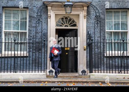 Londra, Inghilterra, Regno Unito. 16 ottobre 2024. Il primo ministro britannico KEIR STARMER è stato visto lasciare il 10 di Downing Street per la sessione delle domande del primo ministro. (Credit Image: © Tayfun Salci/ZUMA Press Wire) SOLO PER USO EDITORIALE! Non per USO commerciale! Foto Stock