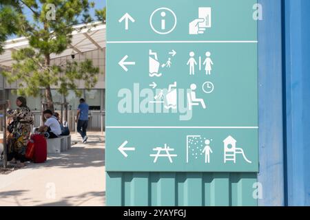 Area check-in presso il terminal dei traghetti Beausejour 3C presso il porto di Marsiglia, Francia, per le barche per la Tunisia Foto Stock