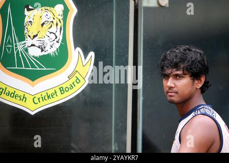 Hasan Mahmud (R) mentre la squadra del Bangladesh ha iniziato ad allenarsi prima della serie di test casalinghi per due partite contro il Sudafrica al Sher-e-Bangla National di Mirpur Foto Stock