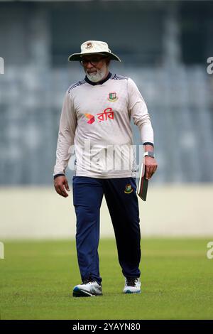 Capo-allenatore Chandika Hathurusingha (M) mentre la squadra del Bangladesh ha iniziato ad allenarsi in vista delle due partite casalinghe test Series contro il Sudafrica all'SH di Mirpur Foto Stock