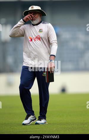 Capo-allenatore Chandika Hathurusingha (M) mentre la squadra del Bangladesh ha iniziato ad allenarsi in vista delle due partite casalinghe test Series contro il Sudafrica all'SH di Mirpur Foto Stock