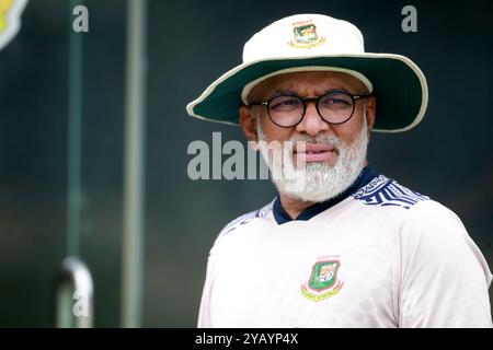 Capo-allenatore Chandika Hathurusingha (M) mentre la squadra del Bangladesh ha iniziato ad allenarsi in vista delle due partite casalinghe test Series contro il Sudafrica all'SH di Mirpur Foto Stock