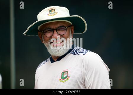 Capo-allenatore Chandika Hathurusingha (M) mentre la squadra del Bangladesh ha iniziato ad allenarsi in vista delle due partite casalinghe test Series contro il Sudafrica all'SH di Mirpur Foto Stock