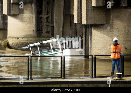 BORGHAREN - lavoro su una nave carico di sabbia parzialmente affondata dopo la collisione con una nave. La nave si trovò nei guai sul fiume Mosa vicino a Maastricht a causa della forte corrente del sito. L'equipaggio di due uomini è stato in grado di essere sbarcato. ANP MARCEL VAN HOORN netherlands Out - belgio Out Foto Stock