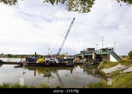 BORGHAREN - lavoro su una nave carico di sabbia parzialmente affondata dopo la collisione con una nave. La nave si trovò nei guai sul fiume Mosa vicino a Maastricht a causa della forte corrente del sito. L'equipaggio di due uomini è stato in grado di essere sbarcato. ANP MARCEL VAN HOORN netherlands Out - belgio Out Foto Stock