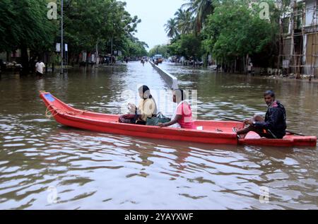 Chennai, India. 16 ottobre 2024. La pioggia senza precedenti a Chennai e alla periferia a causa dei monsoni del nord-est arriva sopra il Tamil Nadu, innesca intense piogge sui distretti settentrionali il Centro meteorologico regionale emette un allarme rosso per Chennai e i distretti limitrofi il 16 ottobre, indicando la possibilità di precipitazioni estremamente pesanti isolate superiori ai 20 cm. I funzionari dicono che i cancelli del serbatoio non saranno aperti durante questo periodo di piogge credito: Seshadri SUKUMAR/Alamy Live News Foto Stock