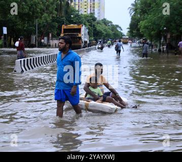 Chennai, India. 16 ottobre 2024. La pioggia senza precedenti a Chennai e alla periferia a causa dei monsoni del nord-est arriva sopra il Tamil Nadu, innesca intense piogge sui distretti settentrionali il Centro meteorologico regionale emette un allarme rosso per Chennai e i distretti limitrofi il 16 ottobre, indicando la possibilità di precipitazioni estremamente pesanti isolate superiori ai 20 cm. I funzionari dicono che i cancelli del serbatoio non saranno aperti durante questo periodo di piogge credito: Seshadri SUKUMAR/Alamy Live News Foto Stock