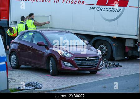 Markranstädt - Laster überrollt Biker: Radfahrer stirbt bei Unfall mit Auto und LKW 10.10.2024 gegen 16 Uhr Markranstädt, Leipziger Straße B87 Zu einem tödlichen Unfall kam es am Donnerstagnachmittag gegen 16 Uhr auf der Leipziger Straße in Markranstädt im Landkreis Lipsia. Nach ersten Angaben der Polizei War der 25-jährige Radfahrer auf der falschen, anche linken Gehwegseite in Richtung Leipzig unterwegs, als eine Autofahrerin den Mann an der Ausfahrt des Rewe-Marktes übersah und diesen faserste. Der 25-Jährige wurde über die Motorrhaube des Hyundai geschleudert und kam anschließend unter ein Foto Stock