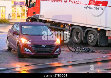 Markranstädt - Laster überrollt Biker: Radfahrer stirbt bei Unfall mit Auto und LKW 10.10.2024 gegen 16 Uhr Markranstädt, Leipziger Straße B87 Zu einem tödlichen Unfall kam es am Donnerstagnachmittag gegen 16 Uhr auf der Leipziger Straße in Markranstädt im Landkreis Lipsia. Nach ersten Angaben der Polizei War der 25-jährige Radfahrer auf der falschen, anche linken Gehwegseite in Richtung Leipzig unterwegs, als eine Autofahrerin den Mann an der Ausfahrt des Rewe-Marktes übersah und diesen faserste. Der 25-Jährige wurde über die Motorrhaube des Hyundai geschleudert und kam anschließend unter ein Foto Stock