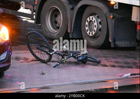 Markranstädt - Laster überrollt Biker: Radfahrer stirbt bei Unfall mit Auto und LKW 10.10.2024 gegen 16 Uhr Markranstädt, Leipziger Straße B87 Zu einem tödlichen Unfall kam es am Donnerstagnachmittag gegen 16 Uhr auf der Leipziger Straße in Markranstädt im Landkreis Lipsia. Nach ersten Angaben der Polizei War der 25-jährige Radfahrer auf der falschen, anche linken Gehwegseite in Richtung Leipzig unterwegs, als eine Autofahrerin den Mann an der Ausfahrt des Rewe-Marktes übersah und diesen faserste. Der 25-Jährige wurde über die Motorrhaube des Hyundai geschleudert und kam anschließend unter ein Foto Stock