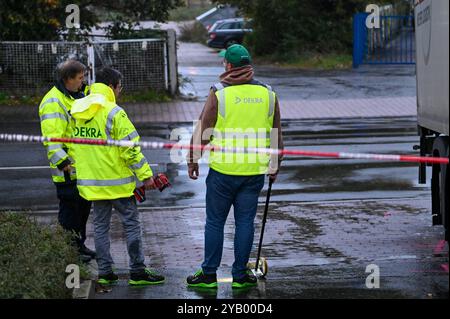 Markranstädt - Laster überrollt Biker: Radfahrer stirbt bei Unfall mit Auto und LKW 10.10.2024 gegen 16 Uhr Markranstädt, Leipziger Straße B87 Zu einem tödlichen Unfall kam es am Donnerstagnachmittag gegen 16 Uhr auf der Leipziger Straße in Markranstädt im Landkreis Lipsia. Nach ersten Angaben der Polizei War der 25-jährige Radfahrer auf der falschen, anche linken Gehwegseite in Richtung Leipzig unterwegs, als eine Autofahrerin den Mann an der Ausfahrt des Rewe-Marktes übersah und diesen faserste. Der 25-Jährige wurde über die Motorrhaube des Hyundai geschleudert und kam anschließend unter ein Foto Stock
