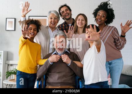 Ampia famiglia multietnica con bambini, nonni e genitori che si divertono insieme Foto Stock