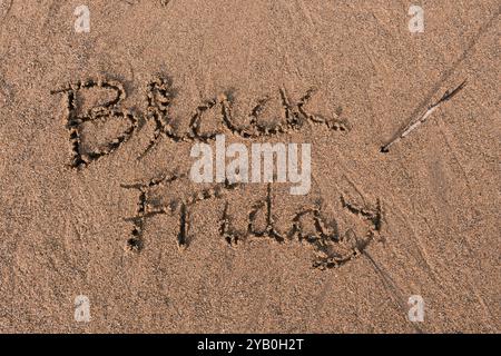 Testo del Black Friday scritto nella sabbia Foto Stock