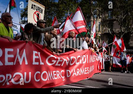 Barcellona, Spagna - 6 ottobre 2024: Si vedono sventolare le bandiere della Palestina e del Libano durante la manifestazione. Migliaia di persone hanno preso parte a de Foto Stock