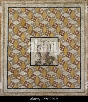 Mosaico primaverile (personificazione dell'abbondanza e del buon vivere), mosaico romano del II secolo con pavimento caratterizzato da una donna vestita con una corona e ghirlanda di fiori circondati da un motivo geometrico. Misura 2,26 m x 2,51 m è stato trovato in un uliveto a Daphne-Harbiye nel 1937 e ora ospitato nel Metropolitan Museum of Art Foto Stock