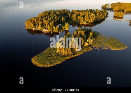 Paesaggio droni isola di Rono e Varnisaary nel lago kallavesi finlandia orientale Kuopio , Europa Foto Stock