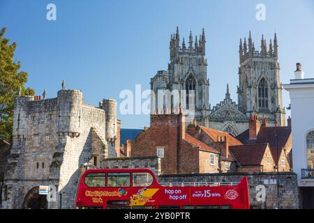 Campanili dell'estremità ovest della cattedrale di York da St Leonards Place, centro città, York, Regno Unito Foto Stock