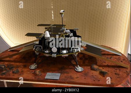 Il modulo ExoMars Rosalind Franklin Rover in mostra presso uno stand espositore durante il 75° Congresso Astronautico Internazionale e mostra, IAC 2024, a Milano, Italia il 16 ottobre 2024. IAC è l'evento annuale e più importante nel settore spaziale con oltre 6000 partecipanti ogni anno. Crediti: Piero Cruciatti/Alamy Live News Foto Stock