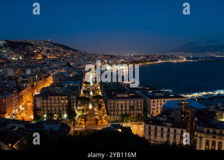 Italia, Napoli, 1 ottobre 2024 vista panoramica del golfo di Napoli vista dalla terrazza della chiesa di Sant'Antonio in Posillipo Foto Stock