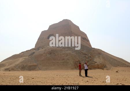 Beni Suef, Egitto. 16 ottobre 2024. I turisti fanno selfie mentre visitano la piramide Meidum nel Governatorato di beni Suef, Egitto, 16 ottobre 2024. Si pensa che la piramide Meidum sia stata costruita dal faraone Sneferu, il primo faraone della quarta dinastia dell'antico Egitto. La piramide ha una storia di circa 4.600 anni. Crediti: Sui Xiankai/Xinhua/Alamy Live News Foto Stock