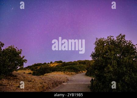Prima luce del giorno, vista da Serra Llarga, sul monte Montserrat, con una debole luce boreale (aurora boreale) (Baix Llobregat, Barcellona, Spagna) Foto Stock
