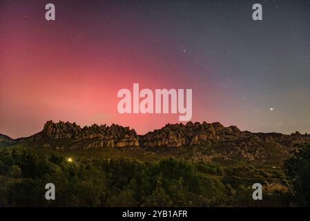 Aghi di Montserrat visti da vicino a El Bruc in una notte con un'aurora boreale nel cielo (Anoia, Barcellona, ​​Catalonia, Spagna) Foto Stock