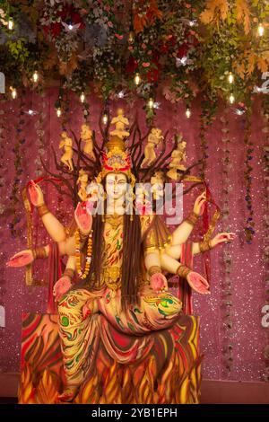 Un bellissimo idolo di Maa Durga adorato in un panda durante Navratri. Navratri è la più grande festa religiosa dell'induismo Foto Stock