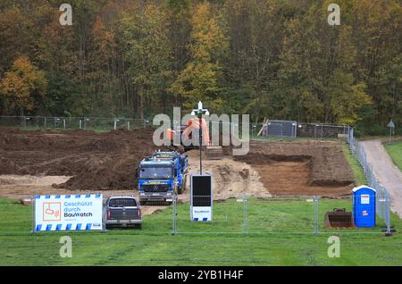 Reichling, Germania. 16 ottobre 2024. Un escavatore sta scavando terreno su un terreno ai margini della foresta. Crediti: Karl-Josef Hildenbrand/dpa/Alamy Live News Foto Stock