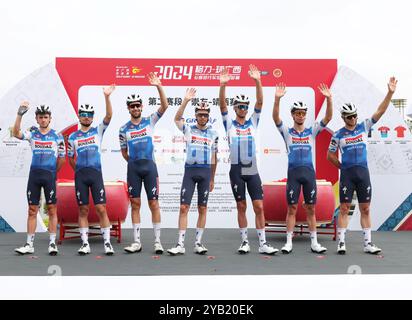 Jingxi, la regione autonoma cinese Guangxi Zhuang. 16 ottobre 2024. Team Soudal Quick-Step WAVE prima della 2a tappa del Tour del Guangxi/UCI World Tour a Jingxi, nella regione autonoma Guangxi Zhuang della Cina meridionale, 16 ottobre 2024. Crediti: Jin Haoyuan/Xinhua/Alamy Live News Foto Stock